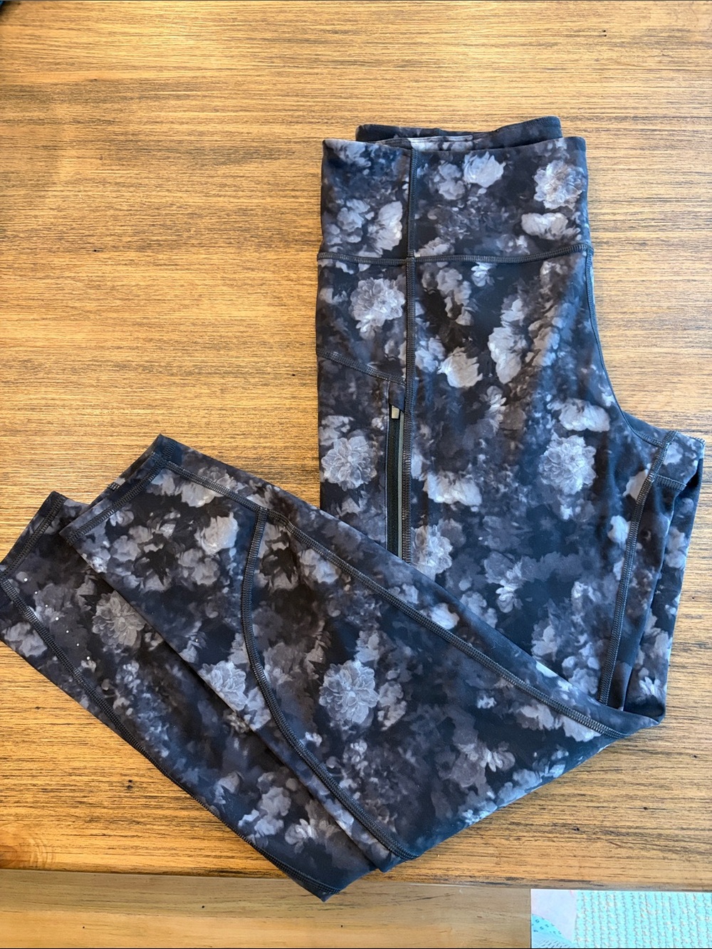 Athleta Men's Black and Gray Floral Joggers